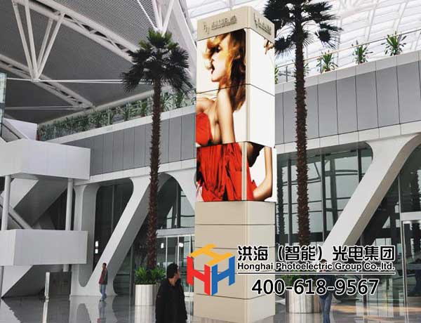 旋轉(zhuǎn)魔方柱，獲得商業(yè)廣告巨大價值的廣告機(jī)器人